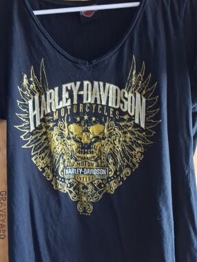Harley‑Davidson Black Tee with Gold Skull and Wings Graphic